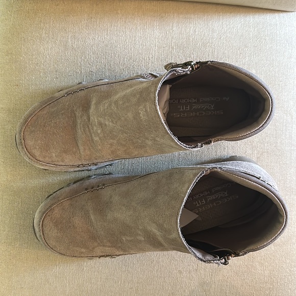 Skechers Women’s Relaxed Fit Suede Side Zip Bikers Ankle Boots Taupe Size 8.5 - Picture 4 of 12